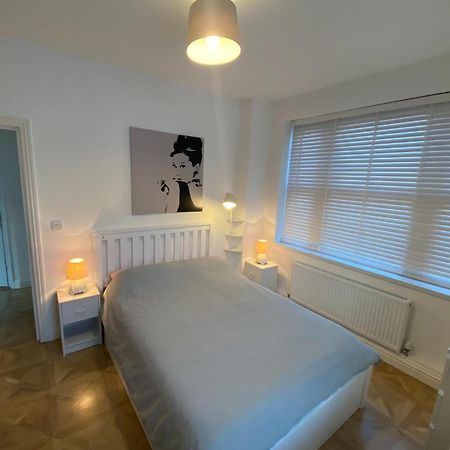 Spacious 1 Bedroom Flat In Londra Esterno foto